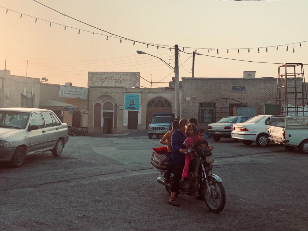 伊朗：黑纱下骚动的嬉皮青年