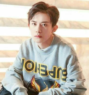 易烊千玺周冬雨壁咚照片,易烊千玺与周冬雨曝光照片