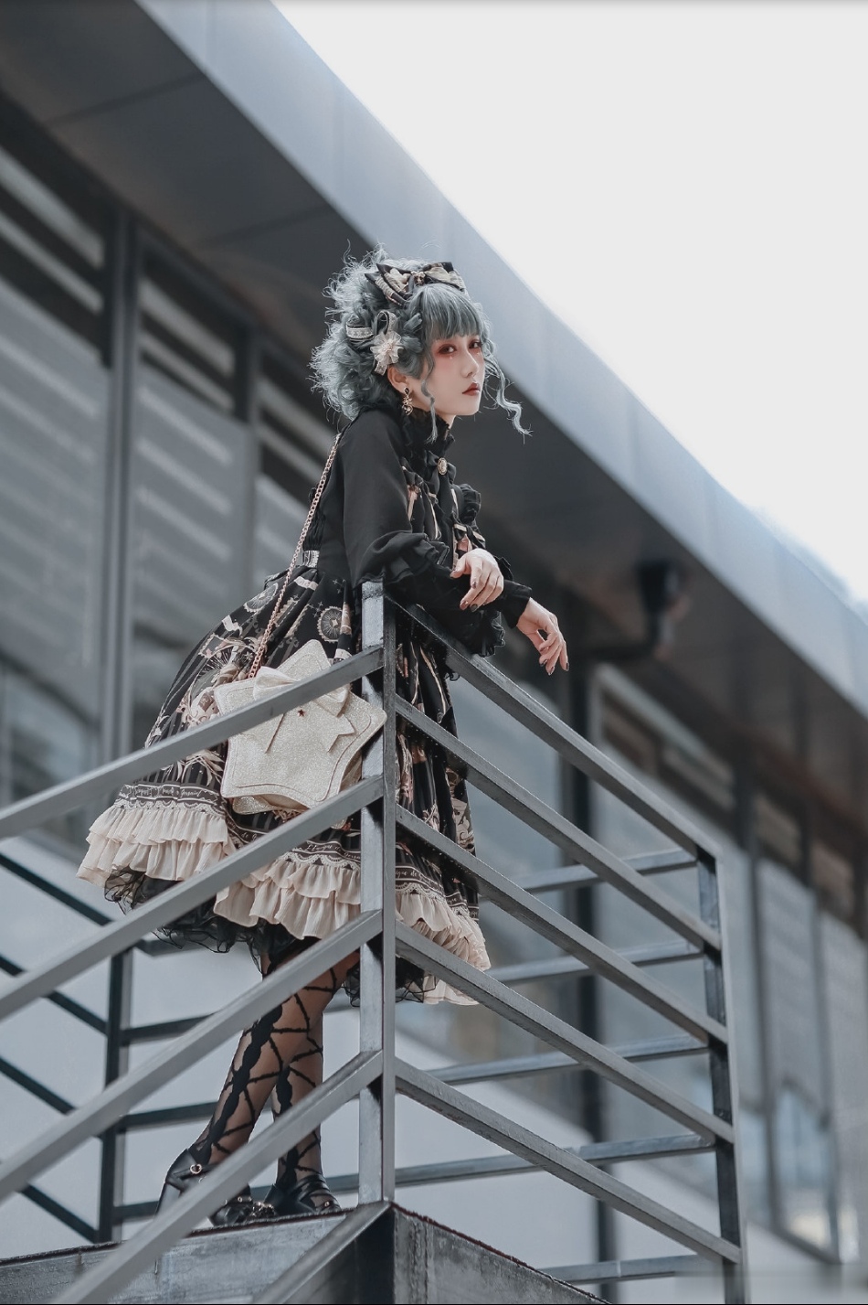 华尔笔下的堕天使，灰蓝盘发哥特lo娘，厌世妆容黑暗而优雅