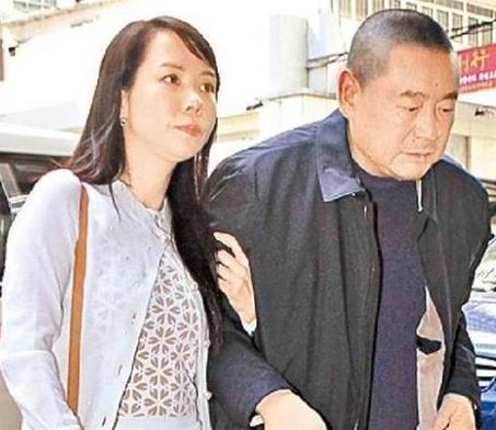 刘銮雄与吕丽君甘比同行,刘銮雄吕丽君逛街港媒