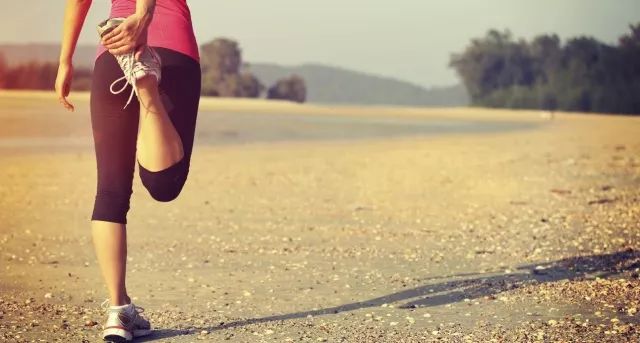 小臂拉伸细节,跳绳热身拉伸动作细节