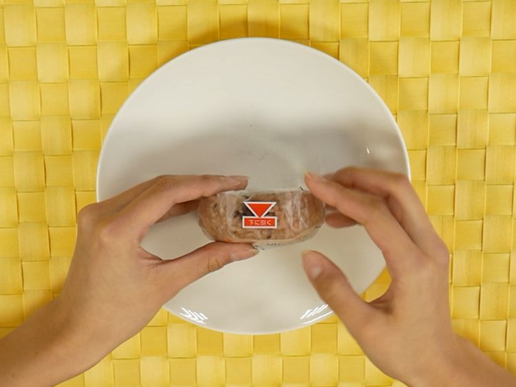 便利店的饭团怎么完整的取下来,便利店的那种饭团包装怎么打开