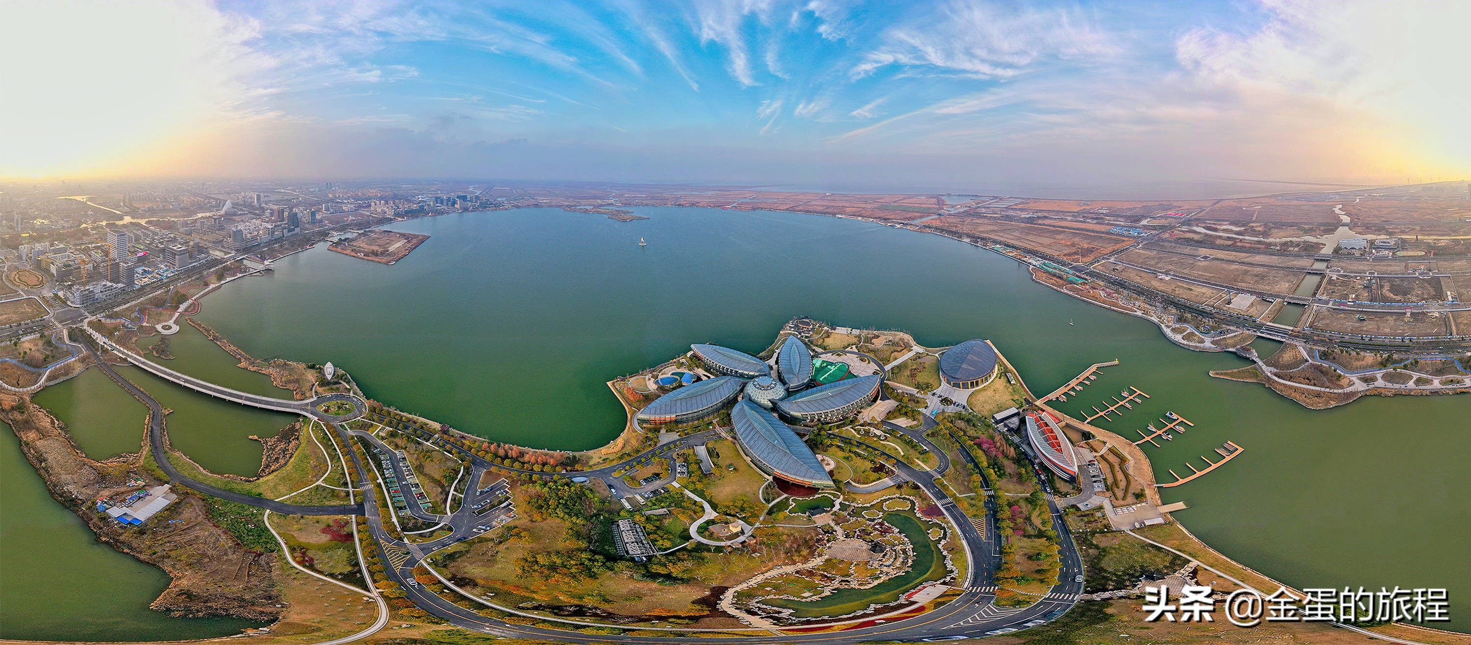 上海滴水湖湖底图片,上海人工滴水湖