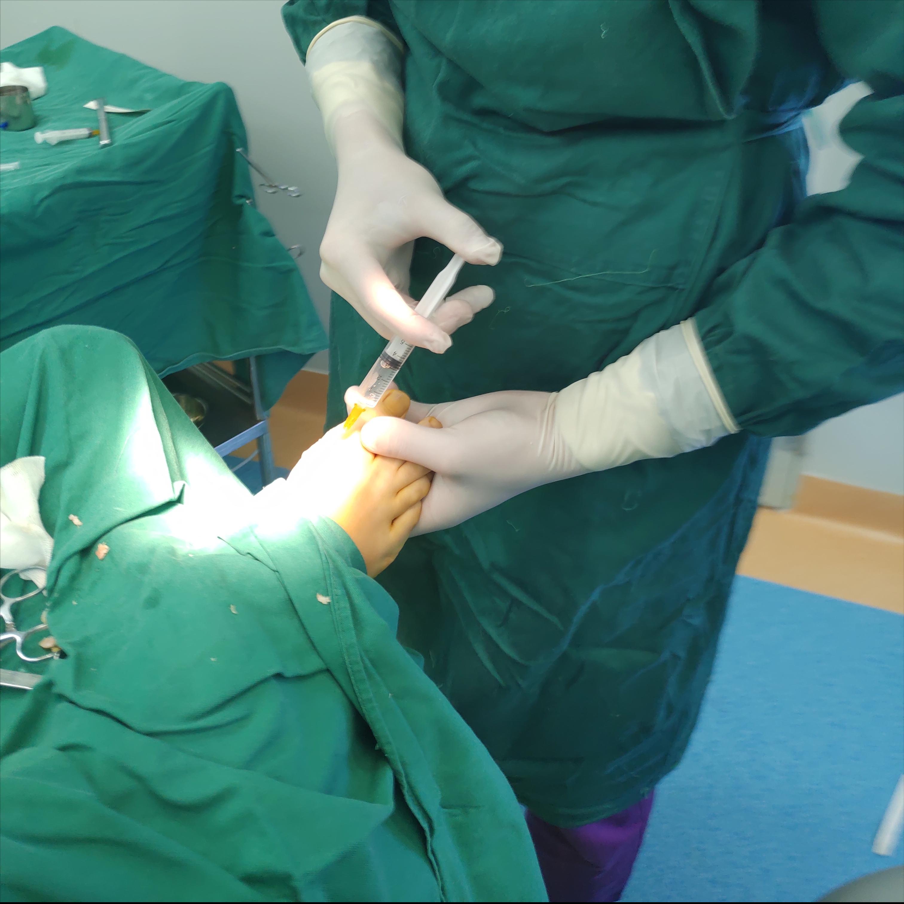 广东河源58岁大姐大脚骨，前足足横弓塌陷，脚很宽怎么办