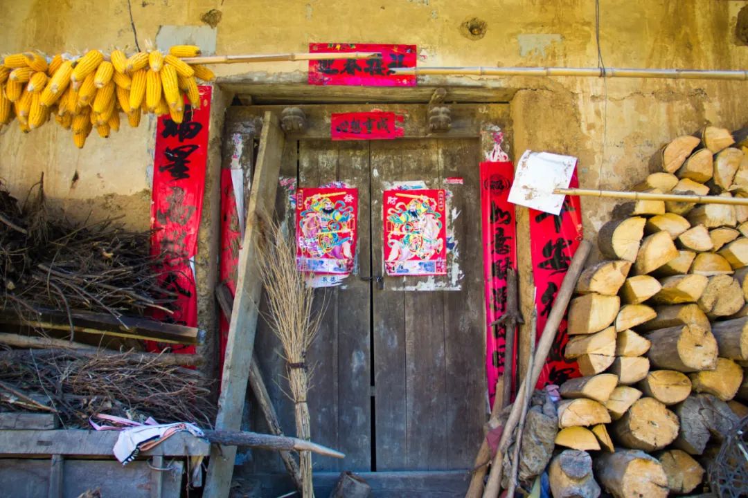 秦岭山中出现一茅屋，主人不在家，只见门口板凳上放着一个铜烟锅