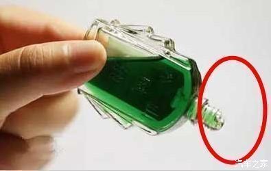 前挡玻璃的年检贴纸怎样清除,汽车前挡风玻璃年审贴如何清理