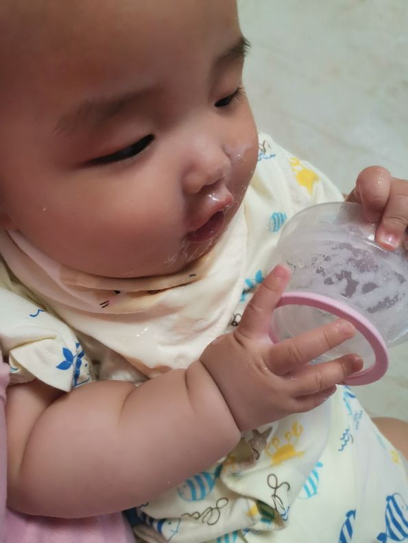 如何给1-6个月的宝宝喂奶,0-6个月奶粉喂奶量是多少