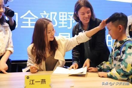 江一燕穿红色抹胸丝绸长裙,江一燕高跟鞋出席红毯