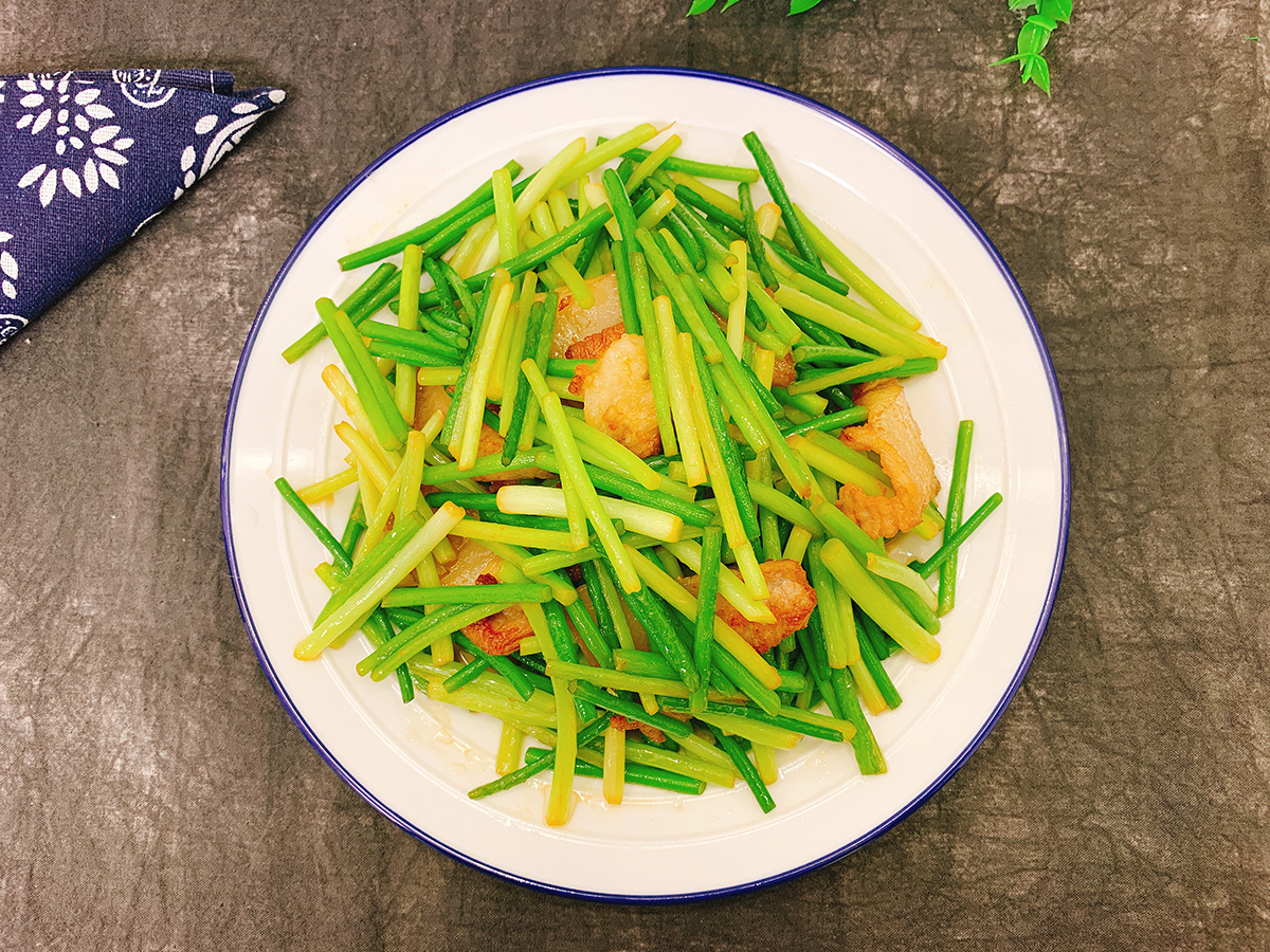 炒蒜苔别加酱油,蒜苔炒肉家常做法蒜苔用焯水吗