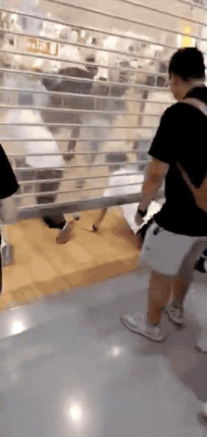 kaws优衣库疯抢事件背景,优衣库和kaws抢购现场