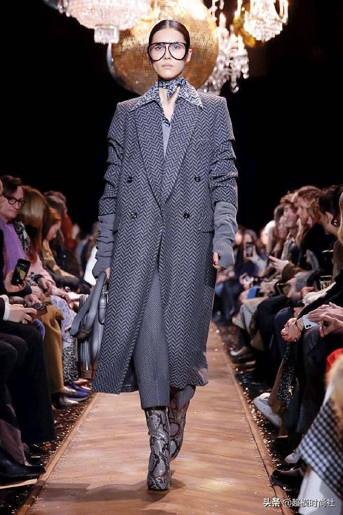 gigi刘雯同台,刘雯走秀惹争议