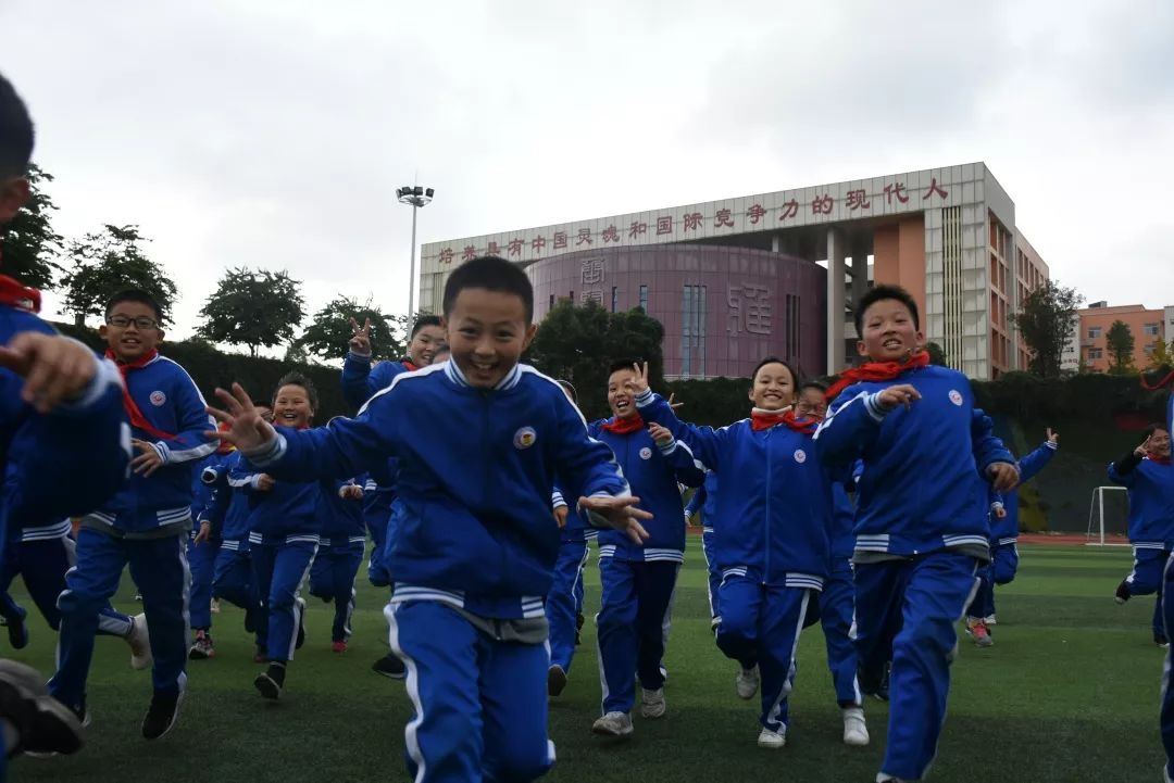 成都名校长的温度教育：期待把眉山冠城七中办成百年名校