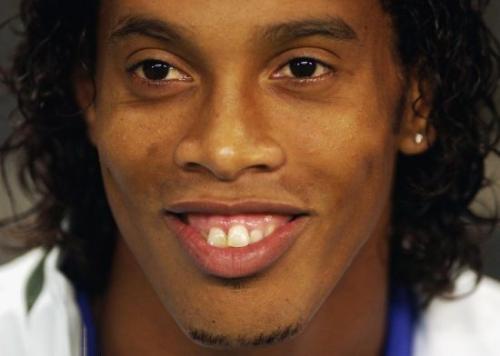 罗纳尔迪尼奥球场魔术师,足球精灵罗纳尔迪尼奥过人