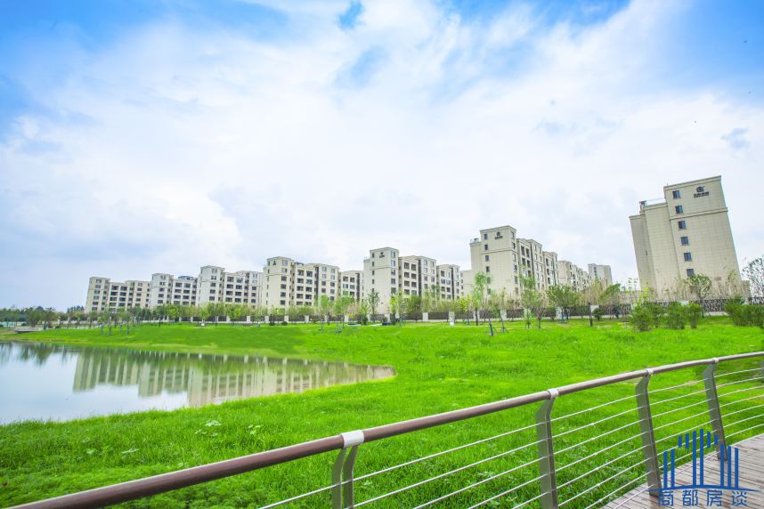 依水而眠只在江南水乡？也许，倾尽心力的内陆湖景更胜一筹