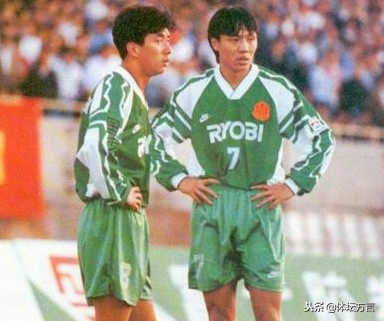 获誉“金左脚”，曾是女神高圆圆偶像，奇葩“被”转会32岁退役