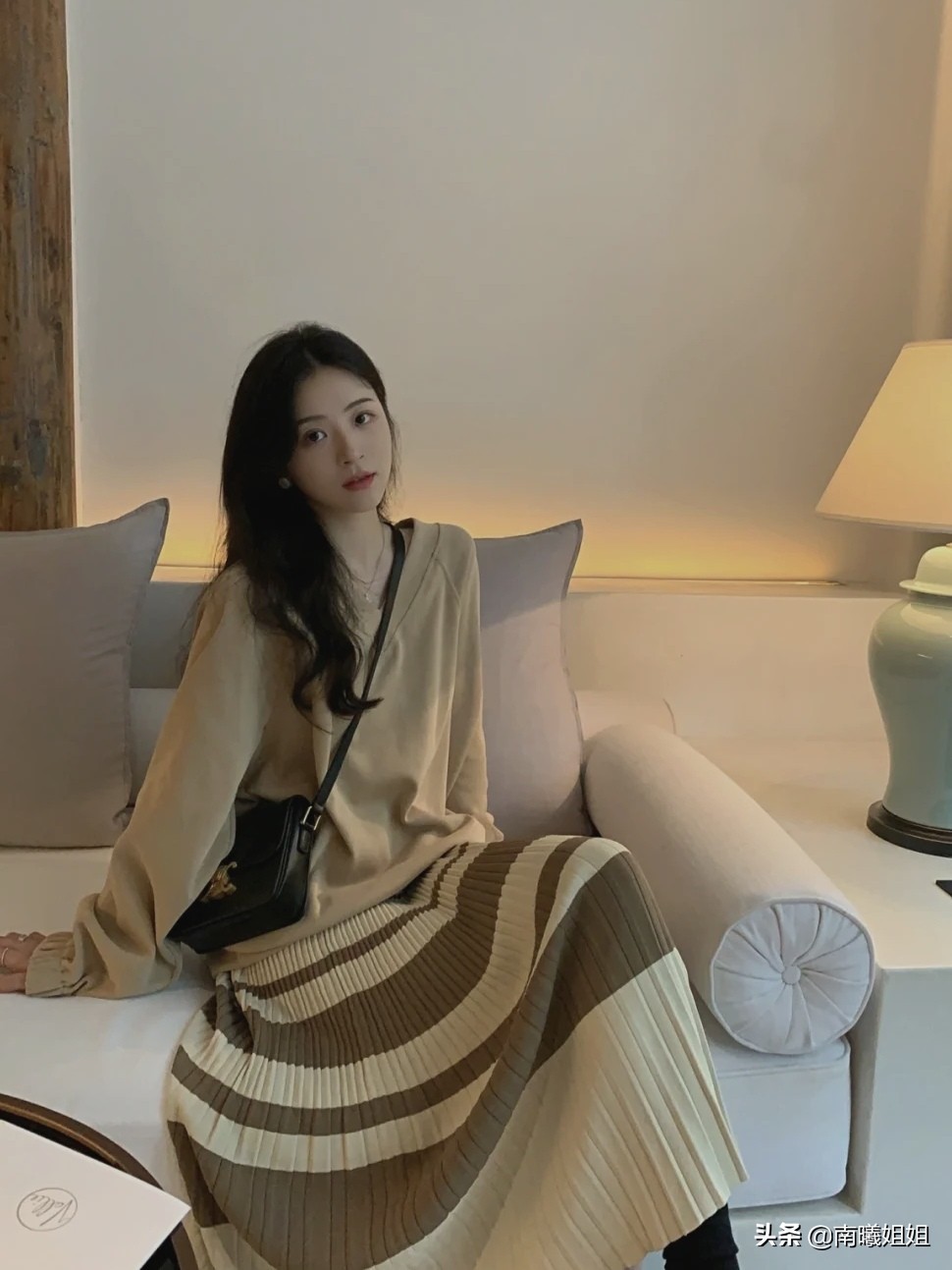 时髦的女人都穿卫衣减龄又好看,女生一定要了解的卫衣经典搭配