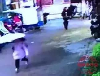 女子和孩子进家门被尾随,女童在小区被陌生男人尾随