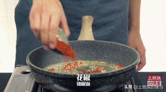 学做简单又好吃的辣条,自制辣条味道好极了你们想吃吗