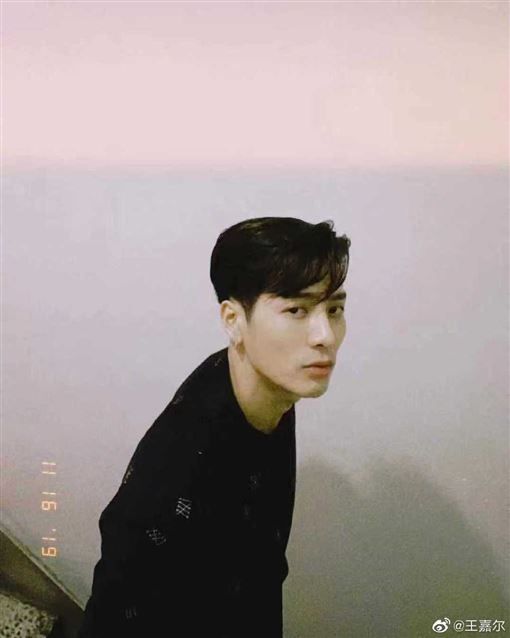 粉丝被砸爱豆反应,王嘉尔下台带粉丝上台蹦迪