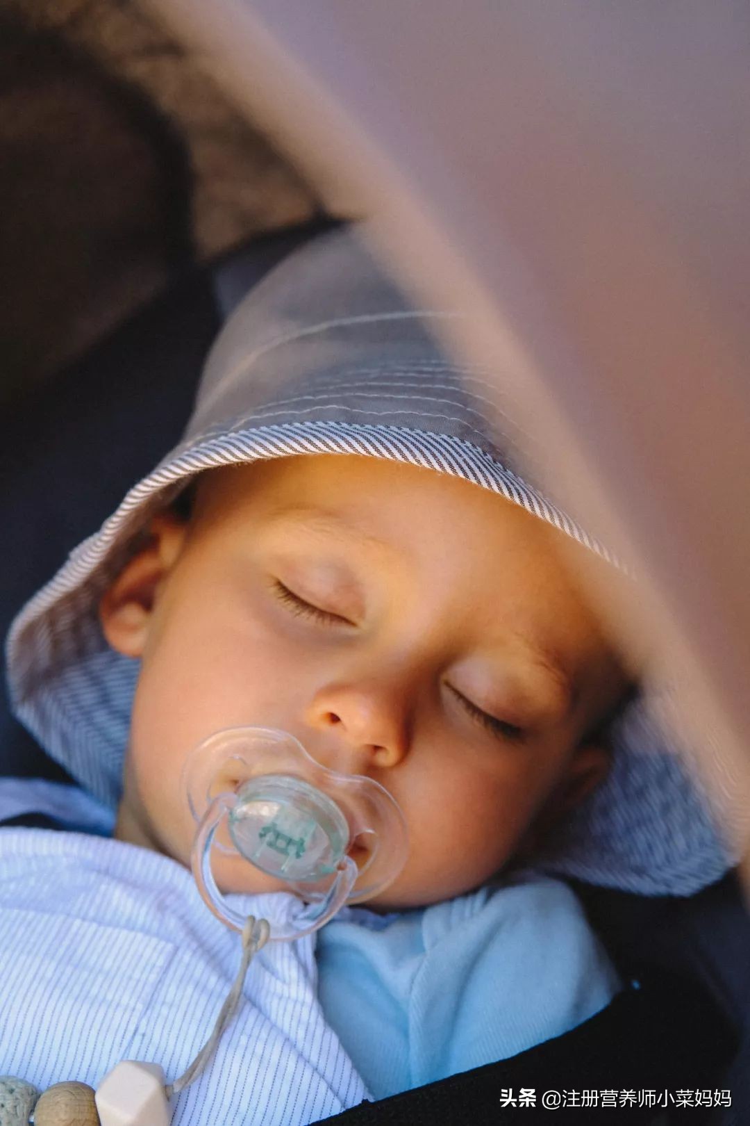 万万没想到，弟弟吃了两年的奶嘴，最后竟然是这样戒掉的