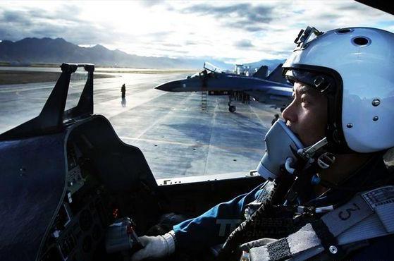 飞行员在飞机上长久飞行，如何解决生理问题？事实证明办法很高明