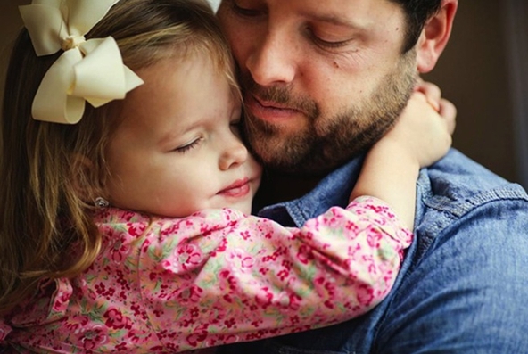 父亲帮女儿洗头正常吗,父亲帮孩子洗澡的好处