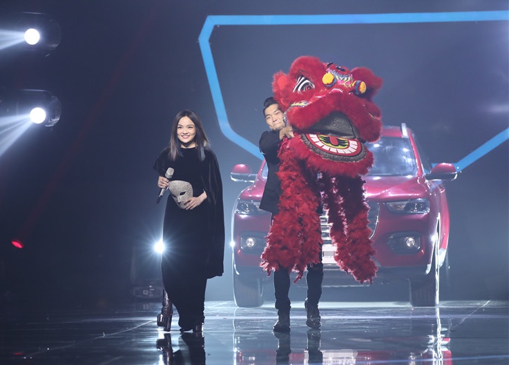 蒙面唱将戴黑帽的女嘉宾 (蒙面唱将看眼睛就知道是谁)