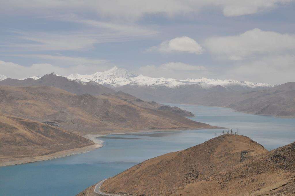西藏风雨中的羊卓雍措,西藏四大湖羊卓雍错