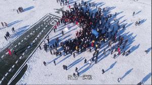哈尔滨一高校操场惊现双航母,高校雪地双航母