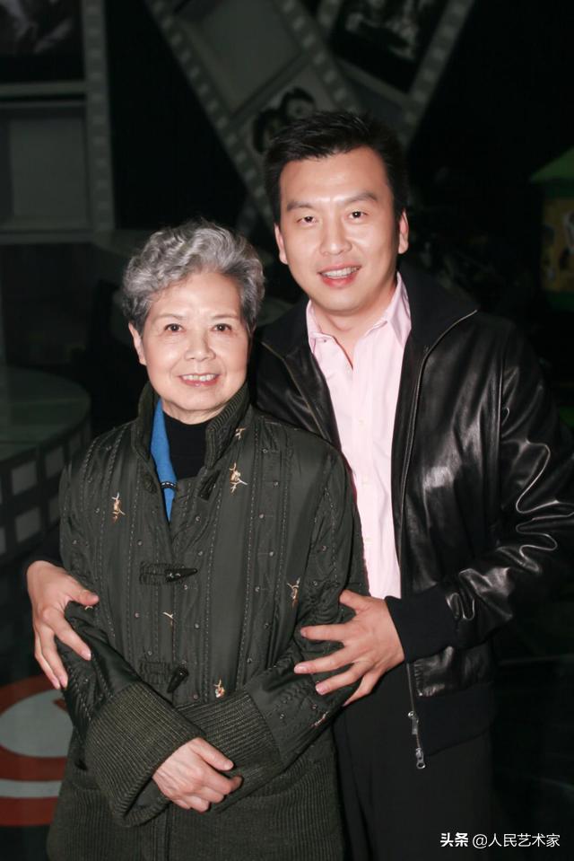 她是中国第一位电视播音员，师从开国大典播音员，发掘赵忠祥，指导敬一丹，是白岩松心中让央视变柔软的存在