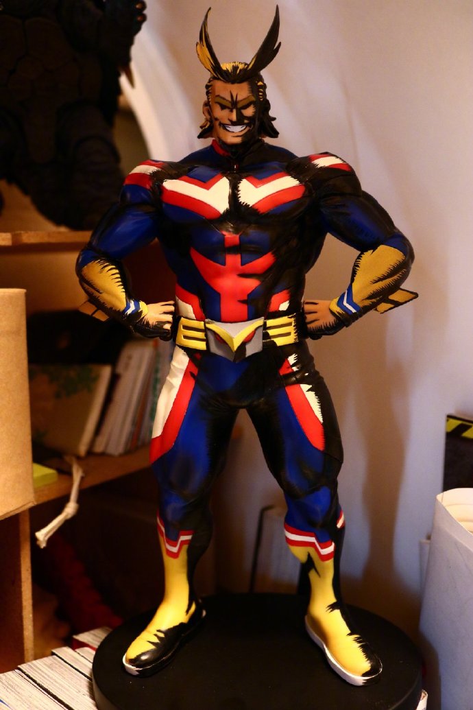 《我的英雄学院》原作者晒手办，欧叔那款好像重新上色了一遍