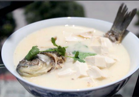 炖鱼小窍门不腥入味,炖鱼怎么炖不腥又不柴