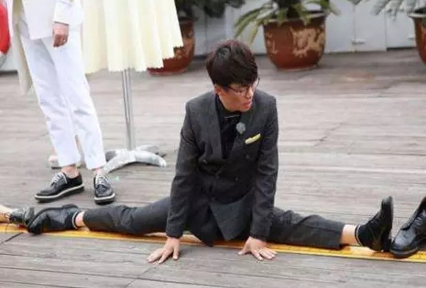 杨洋霸气挑战,男明星杨洋劈叉一字马