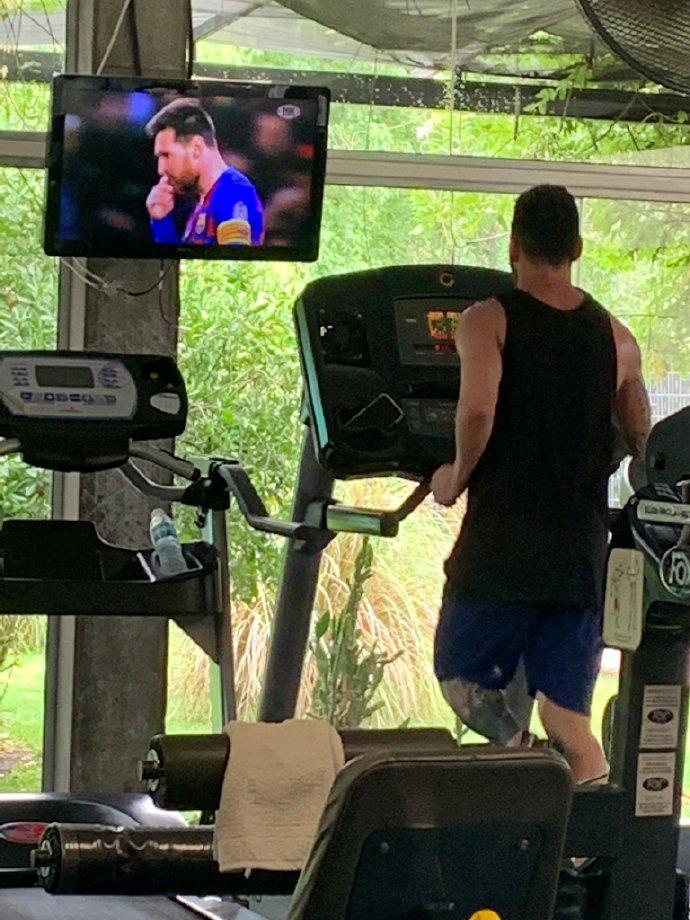 梅西一家阿根廷度假,1岁儿子西罗光着身子玩石头,脚上也绑根红绳