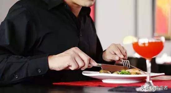 西餐上菜顺序列举三条西餐礼仪,西餐礼仪吃汉堡