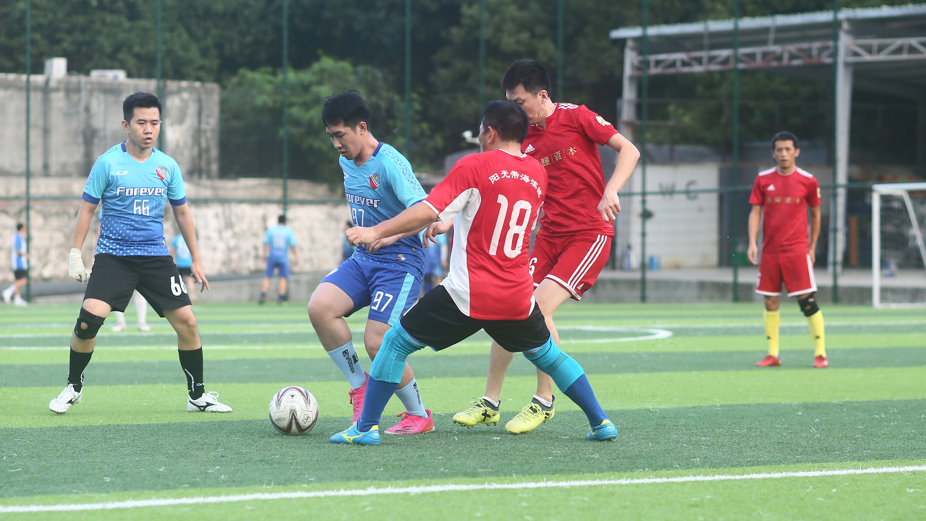 草根足球激烈对抗,深圳草根足球联赛