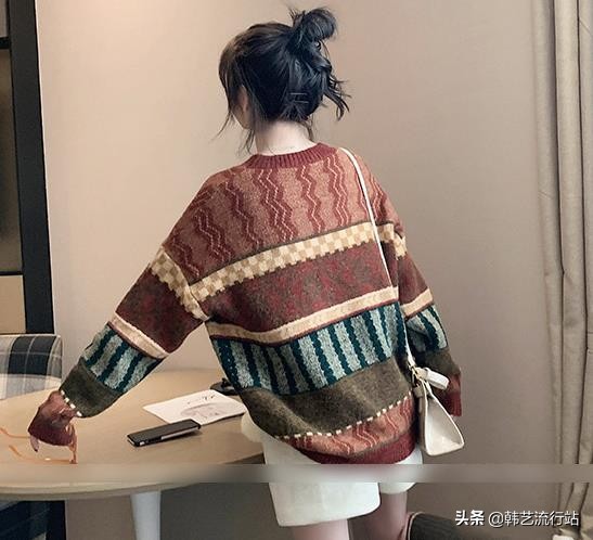 今年流行设计感毛衣,韩国设计款宽松毛衣
