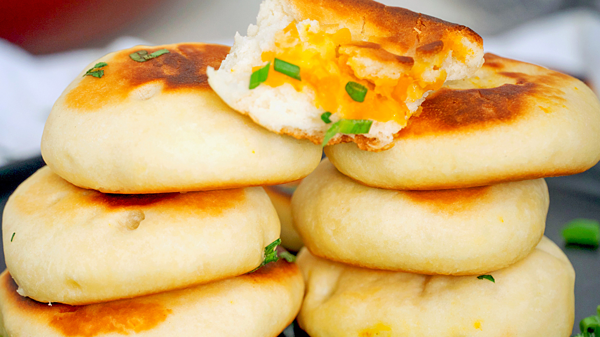 软糯香甜的南瓜饼超简单,好吃的南瓜饼老人孩子都抢着吃