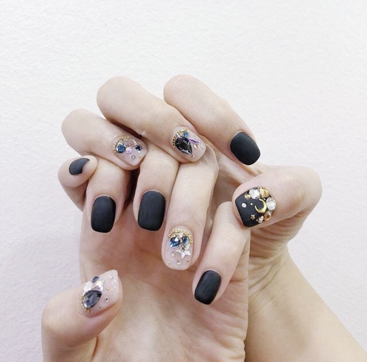 简约高级珍珠钻石美甲,钻石美甲款式简约