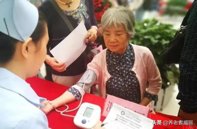 左右臂血压差别大要提高警惕,两个胳膊量血压数值差距大