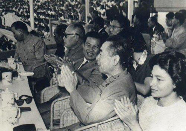 柬埔寨洪森为什么对国王那么尊重,洪森评论柬中友谊