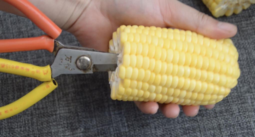 玉米上有个小机关，用剪刀一扎一转，玉米粒完整脱落，太实用了