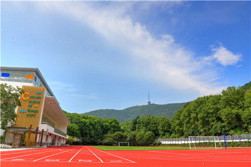 群山环抱的校园,无锡市育英小学