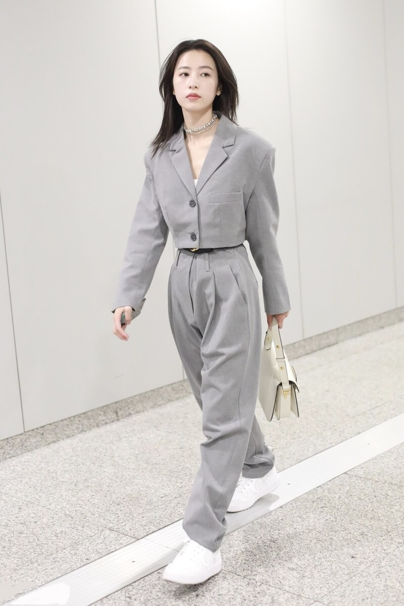 灰色裤子配什么颜色上衣最好看,灰色裤子配什么色的上衣好看