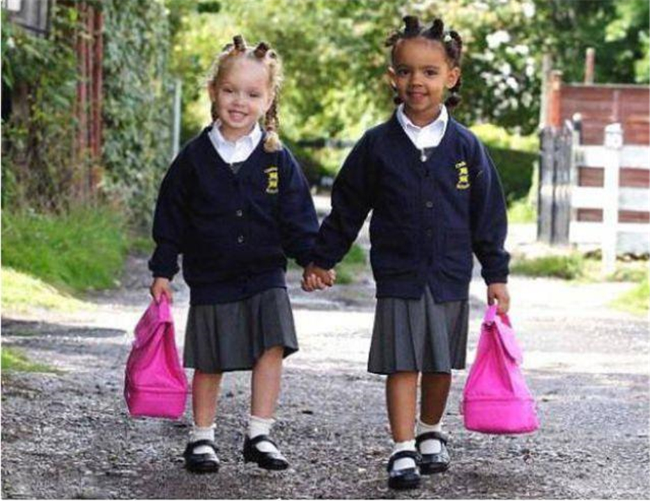 双胞胎姐妹相貌不一,被人调侃“奥利奥姐妹”,如今变成什么样了