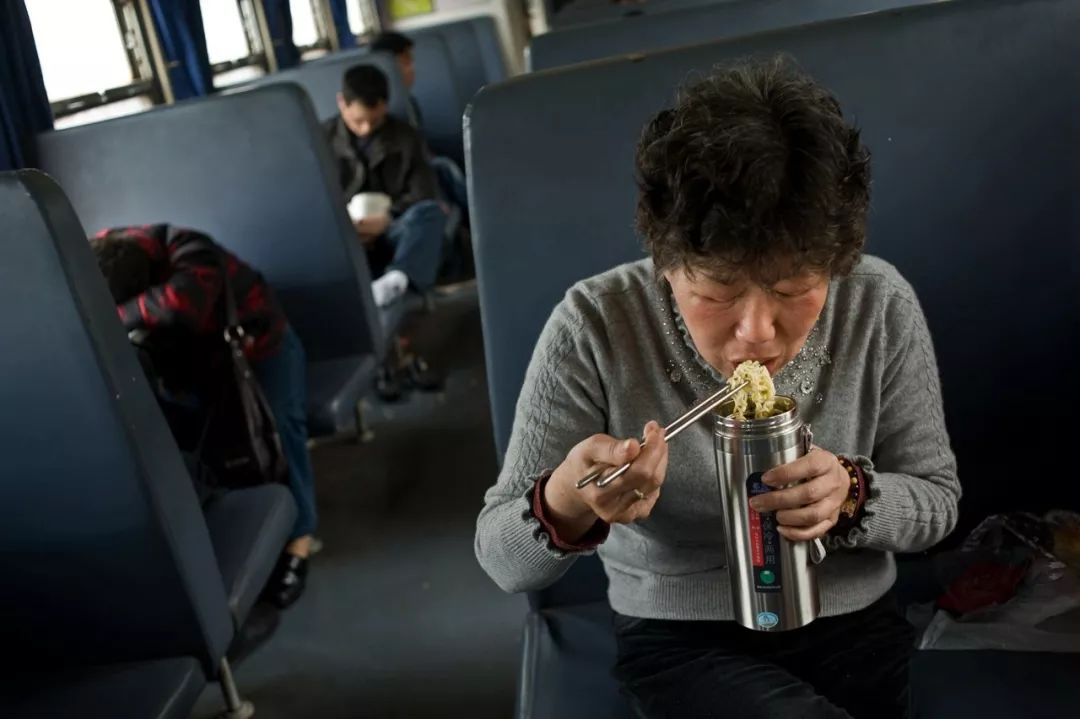 孩子坐绿皮火车看人世百态,绿皮火车才能反映生活百态