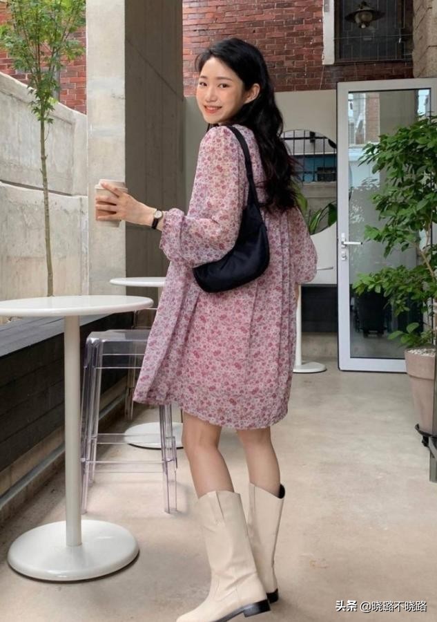 碎花裙怎么穿才不显老气,今年流行碎花裙怎么穿最好看