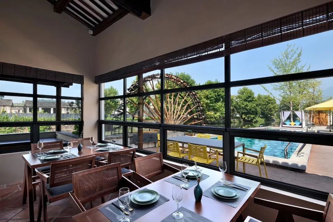 秋日河畔画中小镇，隐于茶园流水，山水间三店新开旅居吃茶慢生活