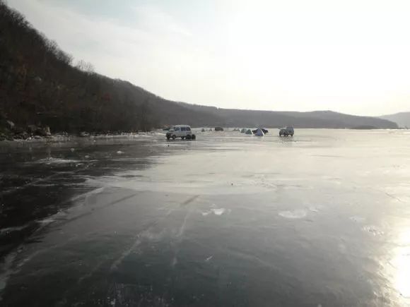 冬季冰钓钓深还是钓浅,冬季冰钓如何找鱼窝