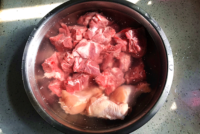 煮肉时白色浮沫是否要撇掉,肉焯水上面漂浮的沫子是什么